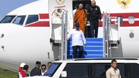 Didampingi putranya, Didit Hediprasetyo, dan Bhikkhu Dhirapunno, Presiden Prabowo memulai rangkaian kunjungan kenegaraan di Yogyakarta. ANTARA FOTO/Galih Pradipta