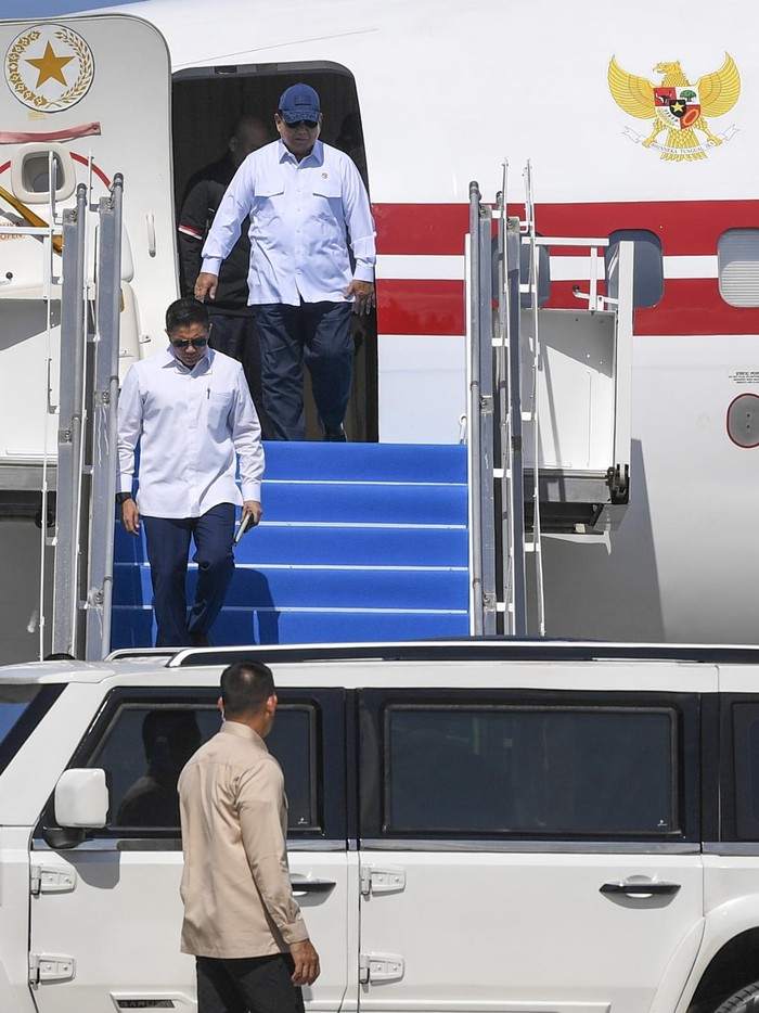 Presiden Prabowo Subianto (atas) bersama Seskab Teddy Indra Wijaya (tengah) menuruni tangga pesawat setibanya di Yogyakarta International Airpot (YIA) Kulon Progo, D.I Yogyakarta, Kamis (29/5/2025). Presiden Prabowo dan Presiden Macron akan menuju ke Magelang untuk mengunjungi Akademi Militer dan Candi Borobudur. ANTARA FOTO/Galih Pradipta/nym.