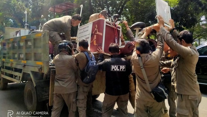 Motor listrik milik pedagang kopi keliling di Palembang diangkut Satpol PP.