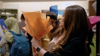 Meskipun pulang duluan sebelum acara selesai, Sule menitipkan buket bunga warna oranye untuk Adzam. Foto: dok. Capture Channel YouTube Nathalie Holscher