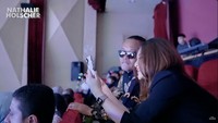 Mantan pasangan suami dan istri ini tertawa bersama melihat tingkah laku putra mereka di atas panggung. Foto: dok. Capture Channel YouTube Nathalie Holscher