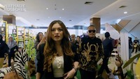Nathalie Holscher dan Sule bertemu di lokasi acara untuk melihat putra mereka, Adzam tampil di konser sekolahnya. Foto: dok. Capture Channel YouTube Nathalie Holscher