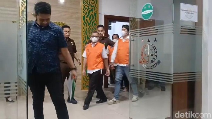 Para tersangka saat dilakukan penahana oleh pihak Kejaksaan Negeri Kabupaten Cirebon