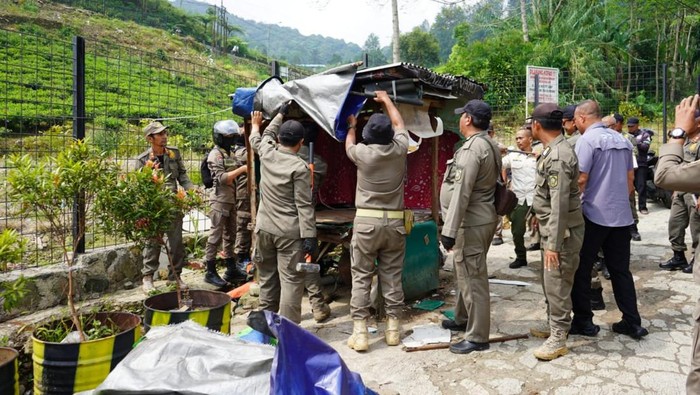 Pembongkaran lapak liar di Puncak, Bogor, Jawa Barat oleh Satpol PP