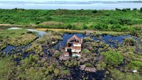 Sebuah rumah rusak berdiri di tepi kolam lumpur Lapindo, menjadi saksi bisu tragedi yang menenggelamkan ratusan hektare pemukiman warga di Porong, Sidoarjo, Jawa Timur, Kamis (29/5/2025).