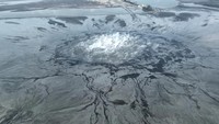 Foto udara memperlihatkan dampak jangka panjang semburan lumpur yang masih aktif setelah 19 tahun, meninggalkan lanskap yang muram dan penuh luka.