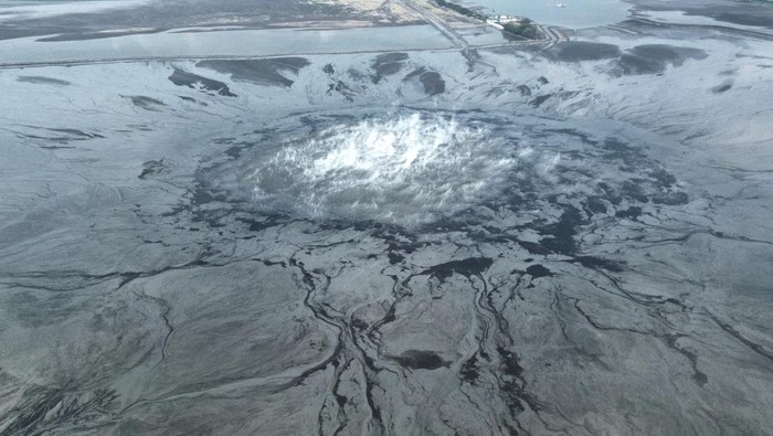Foto udara kolam penampungan pusat semburan lumpur Lapindo di Porong, Sidoarjo, Jawa Timur, Kamis (29/5/2025). Bencana semburan lumpur panas tersebut pada Kamis (29/5/2025) kejadiannya tepat 19 tahun lalu yaitu pada 29 Mei 2006 yang telah menenggelamkan desa-desa, merusak ribuan rumah, fasilitas pendidikan, tempat ibadah, dan infrastruktur lainnya serta hingga saat ini masih aktif mengeluarkan lumpur panas dari dalam bumi. ANTARA FOTO/Umarul Faruq/nym.