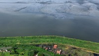 Pada 29 Mei 2006, semburan lumpur panas mulai muncul di Porong. Kini, puluhan desa hilang dan ribuan warga direlokasi, menanti keadilan dan pemulihan.