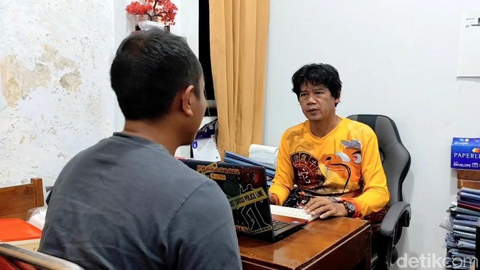 Penampakan pelaku penembakan Kantor Desa Langse saat diperiksa petugas kepolisian di Polresta Pati, Kamis (29/5/2025).