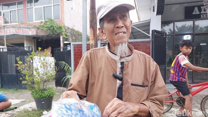 Penjual sandal di Cirebon
