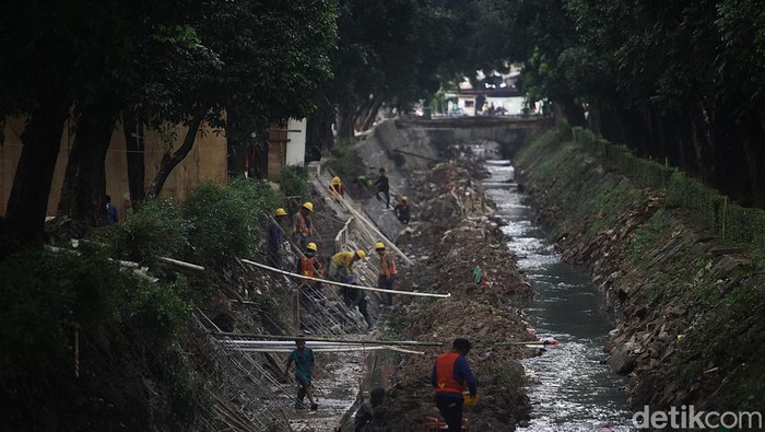 Pekerja memperbaiki turap Kali Minangkabau, Jakarta Selatan. Langkah ini dilakukan untuk cegah longsor dan jaga fungsi resapan air kawasan padat.