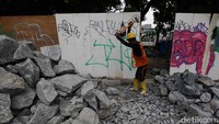 Perbaikan struktur turap dilakukan guna mencegah potensi longsor yang dapat mengancam permukiman padat di sekitar bantaran kali.