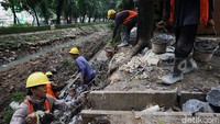 Selain antisipasi longsor, proyek ini juga bagian dari pemeliharaan bangunan irigasi untuk memastikan aliran air tetap lancar.