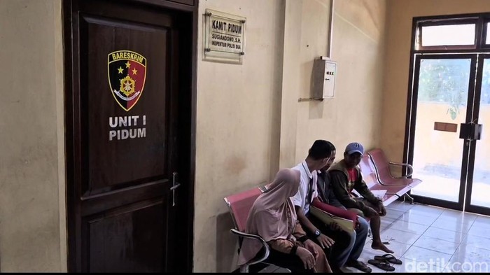 Perempuan di Probolinggo minta perlindungan polisi usai dituduh dukun santet hingga rumahnya sempat dilempari bondet atau bom ikan.