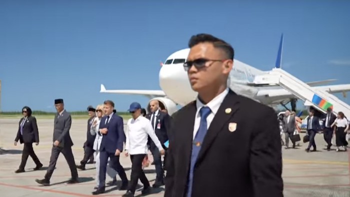 Presiden Prancis Emmanuel Macron dan rombongan mendarat di Bandara Internasional Yogyakarta.