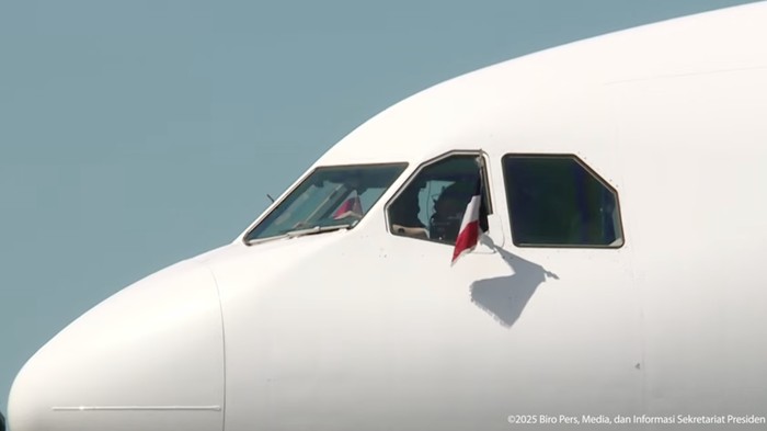 Presiden Prancis Emmanuel Macron dan rombongan mendarat di Bandara Internasional Yogyakarta.