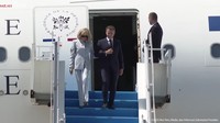 Macron dan Brigitte tiba di Bandara YIA pukul 10.29 WIB. Macron mengenakan setelan jas biru tua sementara, Brigitte berpakaian formal berwarna abu-abu. Foto: Youtube Sekretariat Presiden