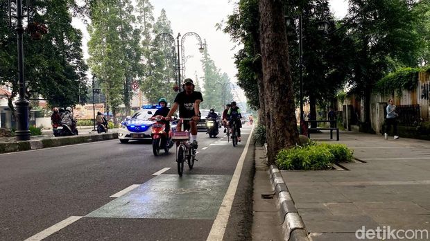 Pesepeda melintasi Jalan Dago Bandung