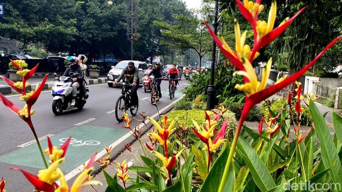 Pesepeda melintasi Jalan Dago Bandung