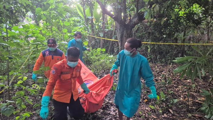 Petugas mengevakuasi mayat pria yang ditemukan di kebun Ketapang, Kendal, Kamis (29/5/2025).