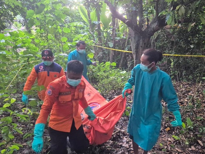 Petugas mengevakuasi mayat pria yang ditemukan di kebun Ketapang, Kendal, Kamis (29/5/2025).