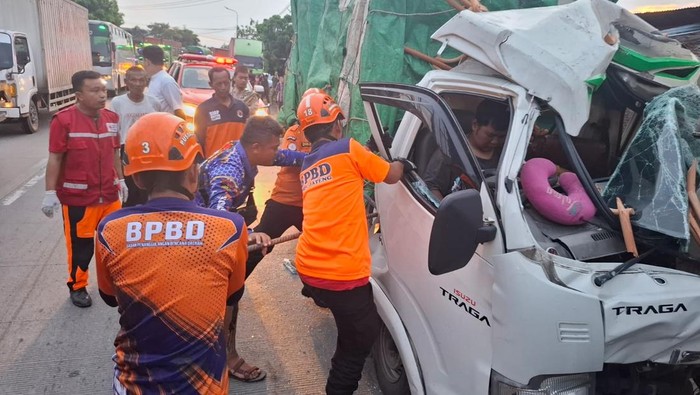 Petugas mengevakuasi sopir truk korban kecelakaan di Pantura, Kendal, Kamis (29/5/2025).