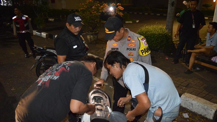 Polsek Metro Kalideres, Jakarta Barat (Jakbar), melakukan operasi antipremanisme dan penertiban pungutan liar (pungli) di wilayah hukumnya. Sejumlah Pak Ogah atau juru parkir (jukir) liar diamankan polisi.