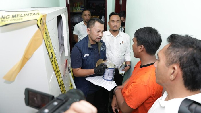 Polda Sumut membongkar bisnis narkoba di klub malam di Kota Medan, Sumut. Dua orang tersangka ditangkap dan ratusan butir pil barang bukti disita.