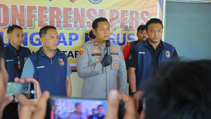 Polisi menangkap pengendara motor yang membanting sopir truk, di sebuah SPBU kawasan Tarumajaya, Kabupaten Bekasi. (dok.Istimewa)