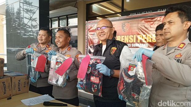 Polisi menunjukkan barang bukti ulah preman di Sumedang