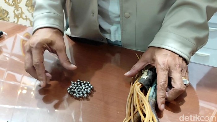 Polisi menyita katapel dan gotri dari pelaku penembakan kantor Desa Langse Kecamatan Margorejo, Kamis (29/5/2025).