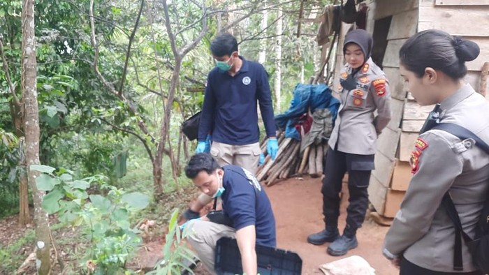 Polisi saat mendatangi tempar perkara pembunuhan kakak adik di Lampung.