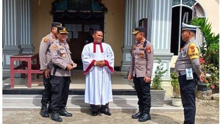 Polres Kampar, Riau melakukan patroli ke sejumlah gereja untuk memberikan rasa aman bagi jemaat yang merayakan Kenaikan Yesus Kristus, Kamis (29/5/2025).