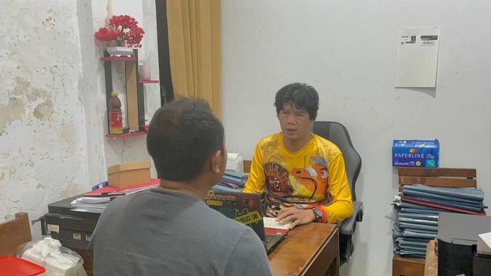 Polresta Pati saat melakukan mediasi anatara pelaku dan korban kasus perusakan kaca pintu Balai Desa Langse.
