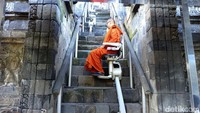 Foto: Awak media semat diajak melihat stairlift secara langsung usai kunjungan Prabowo dan Macron di Candi Borobudur selesai. Stairlift ini berada dari lantai tiga sampai lantai tujuh. Totalnya ada 4 stairlift yang terpasang (Eko Susanto/detikJateng)
