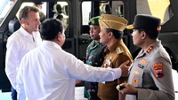 Di Graha Utama Akmil, Prabowo dan Macron disambut Gubernur Jawa Tengah Ahmad Lutfhi hingga Kapolda Jawa Tengah Irjen Ribut Hari Wibowo. Prabowo sempat menepuk bahu Luthfi saat memperkenalkan kepada Macron. (Foto: BPMI Setpres)