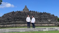 Mereka terlihat akrab saat mengobrol. Prabowo tampak menjelaskan hal-hal terkait Candi Borobudur kepada Macron. Keduanya juga sempat bersalaman erat saat berfoto. (Dok Youtube Setpres)