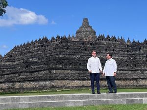 Foto-foto Prabowo dan Macron Berlatar Candi Borobudur