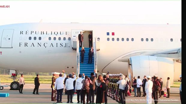 Prabowo Lepas Macron di Bandara YIA