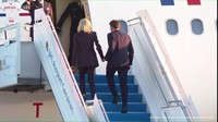 Setelah menyelesaikan agend di Indonesia, Macron dan Brigitte terbang ke Singapura untuk melanjutkan tur Asia Tenggara. Sebelum masuk ke pesawat, Macron dan Brigitte memberikan gestur kiss bye dan bergandengan tangan, Kamis (29/5). (YouTube Sekretariat Presiden)