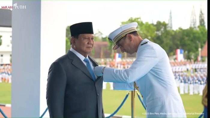 Prabowo menerima penghargaan kehormatan tertinggi Grand Cross of the Legion of Honour saat berada di Akmil Magelang, Kamis (29/5/2025).