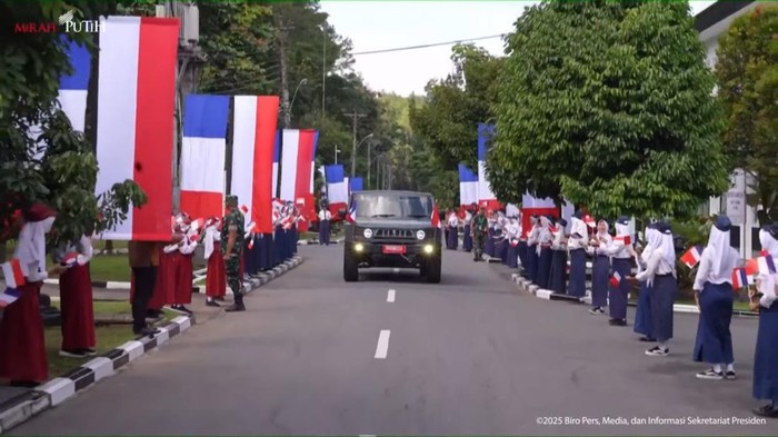 Momen Presiden RI Prabowo Subianto dan Presiden Prancis Emmanuel Macron disambut murid-murid SD serta SMP saat tiba di Akademi Militer, Magelang, Kamis (29/5/2025).