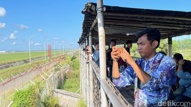 Suasana di gardu pandang pesawat sekitar YIA, Temon, Kulon Progo, Kamis (29/5/2025). Hari ini, Presiden RI Prabowo Subianto dan Presiden Prancis Emmanuel Macron berkunjung.