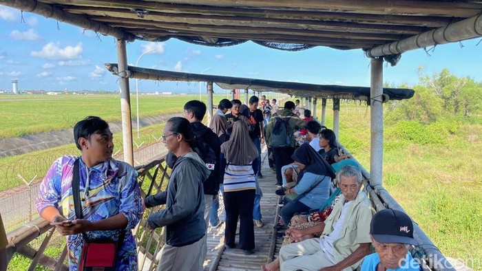 Suasana di gardu pandang pesawat sekitar YIA, Temon, Kulon Progo, Kamis (29/5/2025). Hari ini, Presiden RI Prabowo Subianto dan Presiden Prancis Emmanuel Macron berkunjung.