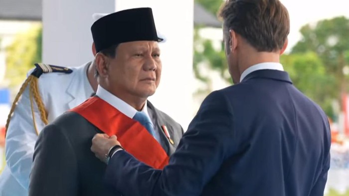 Prabowo terima penghargaan dari Macron