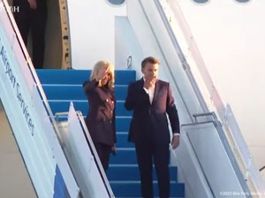 Kiss Bye Macron Akhiri Lawatan di Indonesia