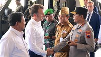 Selanjutnya, Macron menjabat tangan Kapolda Jateng Irjen Ribut. Di hadapan Prabowo, keduanya sempat berbincang singkat. (Foto: BPMI Setpres)