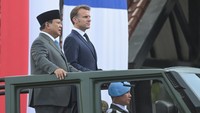Prabowo dan Macron tampak ganti pakaian saat prosesi penyambutan. Keduanya mengenakan setelan jas formal berwarna gelap. ANTARA FOTO/Hafidz Mubarak A