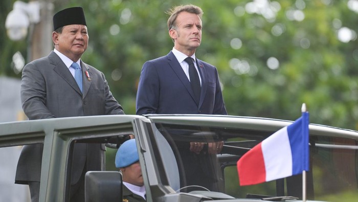 Presiden Prabowo Subianto (kiri) dan Presiden Prancis Emmanuel Macron berdiri di atas mobil Maung Tangguh saat memeriksa pasukan di Akademi Militer (Akmil), Magelang, Jawa Tengah, Kamis (29/5/2025). Kunjungan Presiden Prabowo dan Presiden Macron yang dilakukan dengan peninjauan fasilitas serta berdialog dengan para taruna Akmil tersebut menjadi penanda penguatan kerja sama di bidang pertahanan Indonesia dan Prancis, khususnya dalam peningkatan kapasitas sumber daya manusia. ANTARA FOTO/Hafidz Mubarak A/app/rwa.