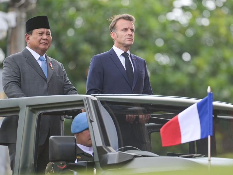 Prabowo Ajak Macron Inspeksi Pasukan di Akmil Magelang Sambil Naik Maung